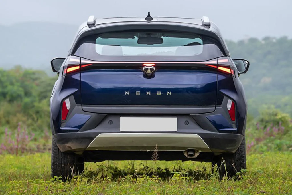 Tata Nexon Fearless Plus vs Smart Plus